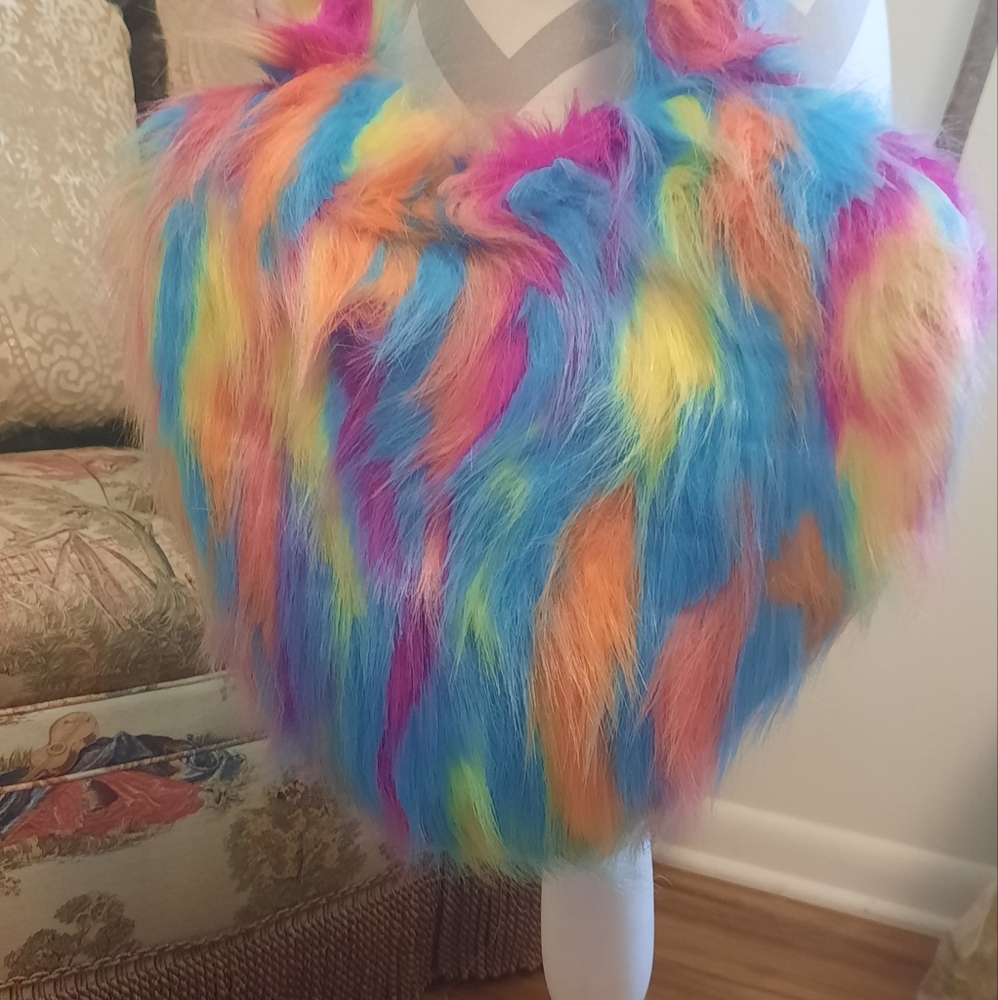 New! Faux Fur Neon-colored Heart-shaped Shoulder Bag! - Picture 3 of 6